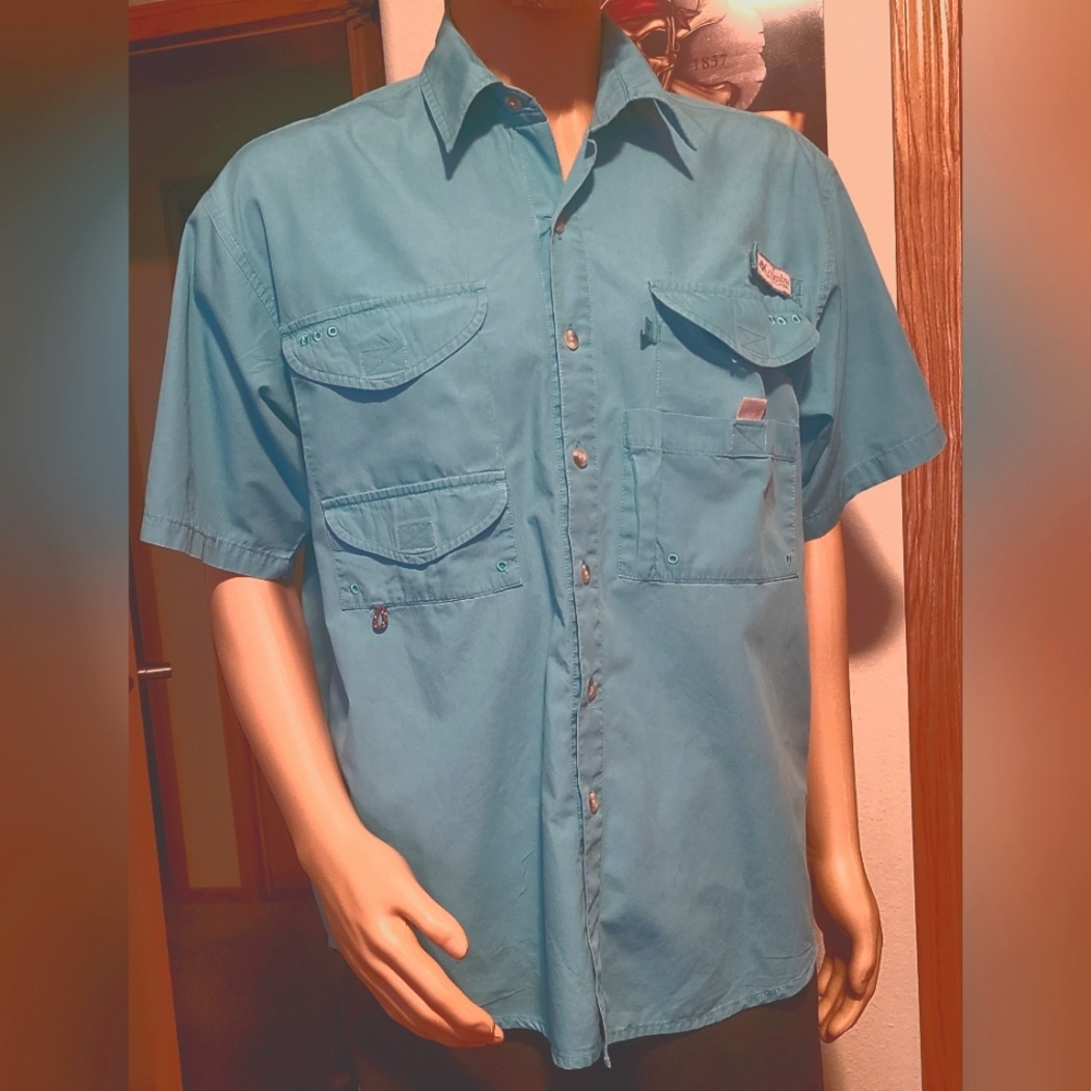 COLUMBIA SPORTSWEAR COMPANY MEN'S SIZE MEDIUM SHORT-SLEEVE BUTTON-DOWN SHIRT